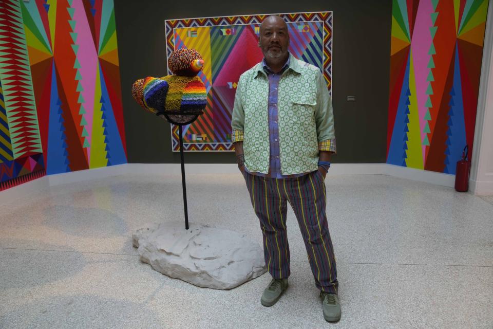 El artista Jeffrey Gibson posa dentro del pabellón de Estados Unidos en un recorrido para medios en la 60a Bienal de Artes en Venecia, Italia, el martes 16 de abril de 2024. Gibson, un choctaw de Mississippi de ascendencia cherokee, es el primer indígena estadounidense en representar a Estados Unidos en solitario en la Bienal de Venecia, la muestra de arte contemporáneo más antigua del mundo. (Foto AP/Luca Bruno)