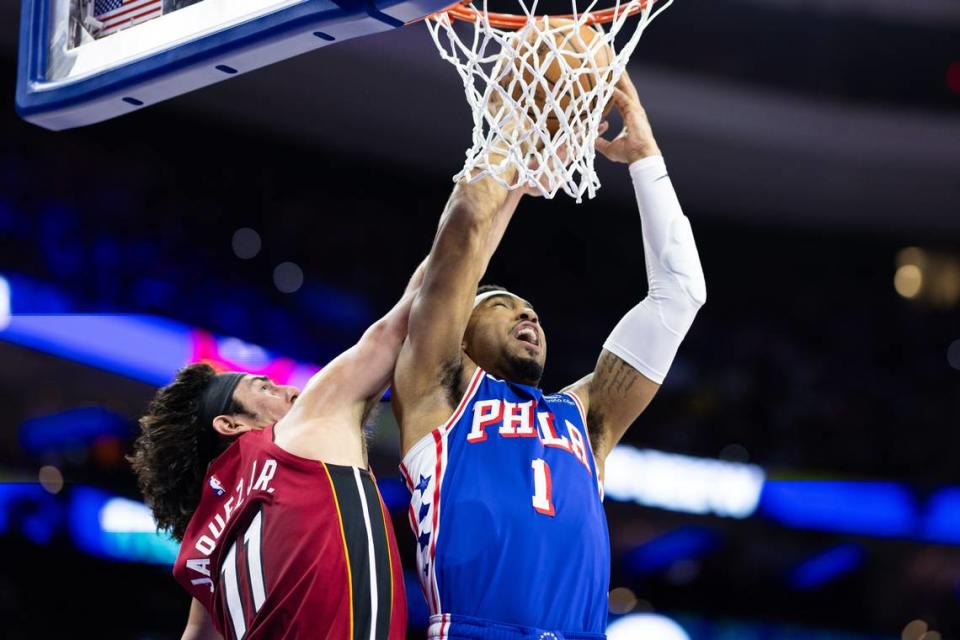 El jugador de los 76ers KJ Martin (der.) recibe una falta de Jaime Jáquez Jr., del Heat de Miami, en el partido celebrado el 18 de marzo de 2024 en Filadelfia.