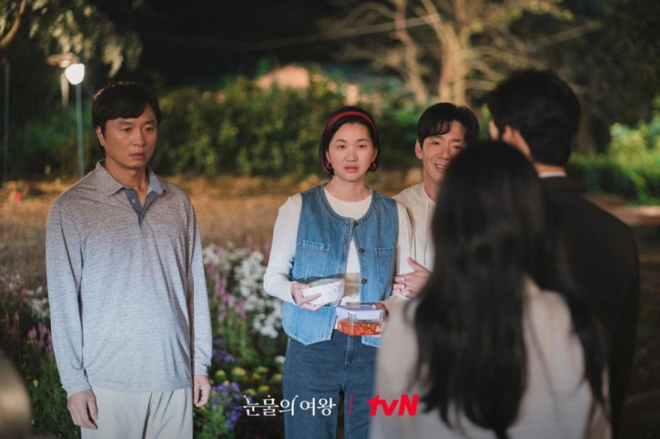 全裴修分別與男女主角有過「親子關係」（圖片來源：tvN）