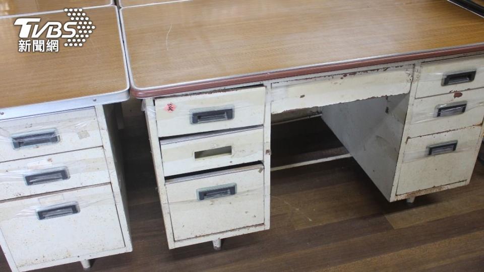 陳源豐表示辦公室的桌椅相當老舊。（圖／TVBS）