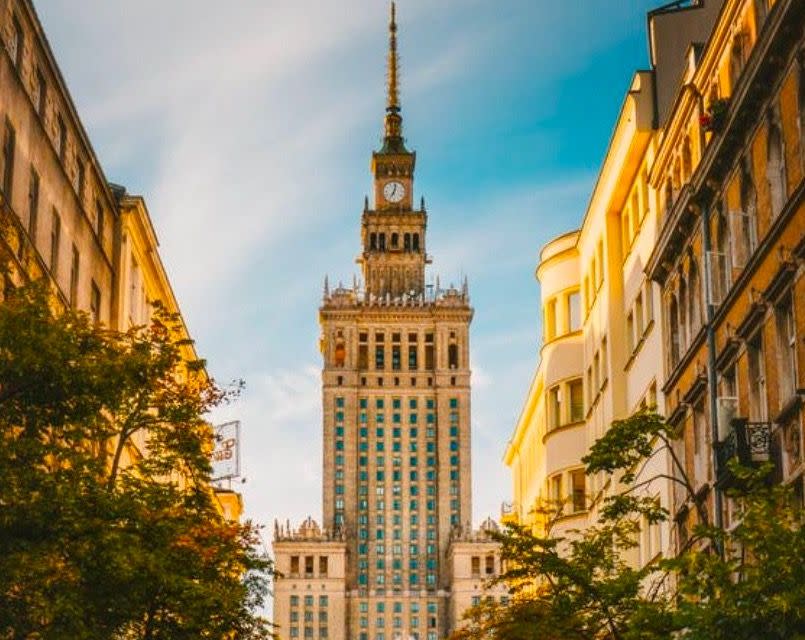<p>La capital de Polonia es un destino de lo más atractivo. Una ciudad llena de historia con precios relativamente bajos, en la que no te costará demasiado alojarte.</p>