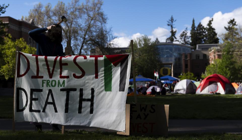 A 'divest from death' banner at a University of Oregon protest against the Israel-Hamas war on April 29, 2024. <a href="https://newsroom.ap.org/detail/IsraelPalestiniansCampusProtests/4e99704700724a2b95859e37fe270c43/photo?Query=protest%20divest&mediaType=photo&sortBy=arrivaldatetime:desc&dateRange=now-14d&totalCount=63&currentItemNo=18" rel="nofollow noopener" target="_blank" data-ylk="slk:AP Photo/Jenny Kane;elm:context_link;itc:0;sec:content-canvas" class="link ">AP Photo/Jenny Kane</a>