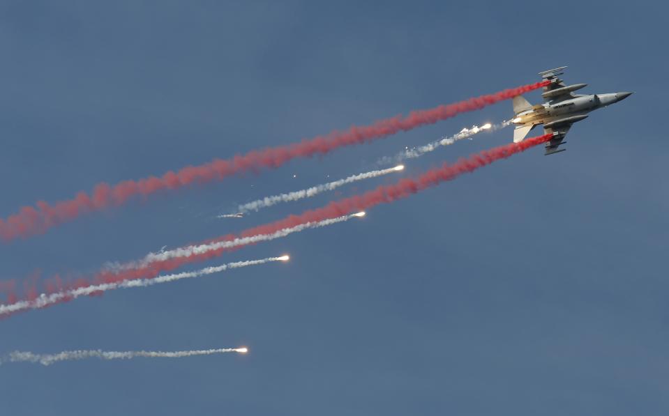 A South Korean Air Force F-16 fighter jet fires flares during events to commemorate the 65th anniversary of Armed Forces Day, at a military airport in Seongnam, south of Seoul, October 1, 2013. (REUTERS/Kim Hong-Ji)