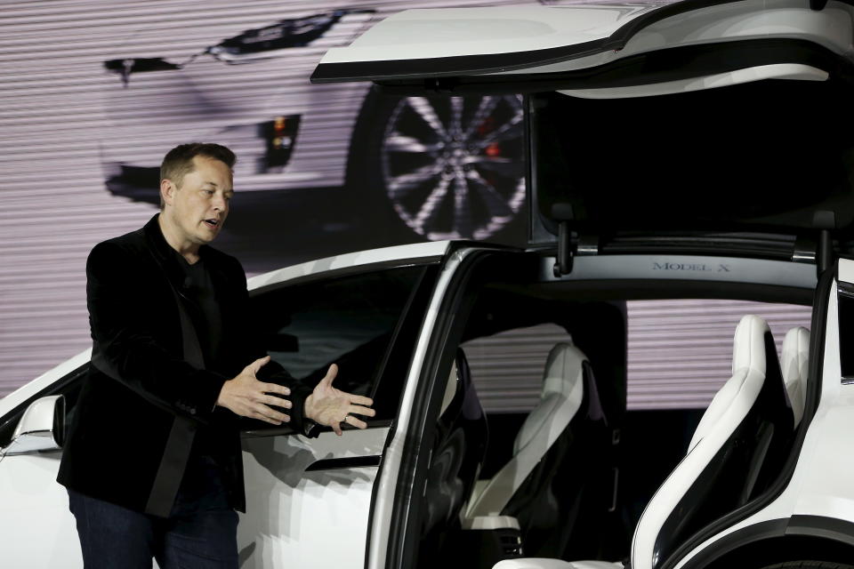 Dyrektor generalny Tesla Motors, Elon Musk, przedstawia drzwi skrzydłowe typu Falcon w elektrycznych pojazdach typu SUV Model X podczas prezentacji we Fremont w Kalifornii, 29 września 2015 r. REUTERS/Stephen Lam