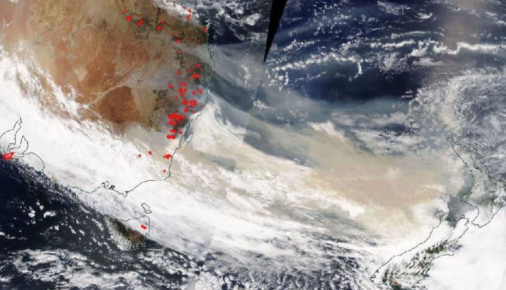 美國太空總署公布了澳洲衛星圖，濃煙已經飄到了紐西蘭。（圖／翻攝自NASA官網）