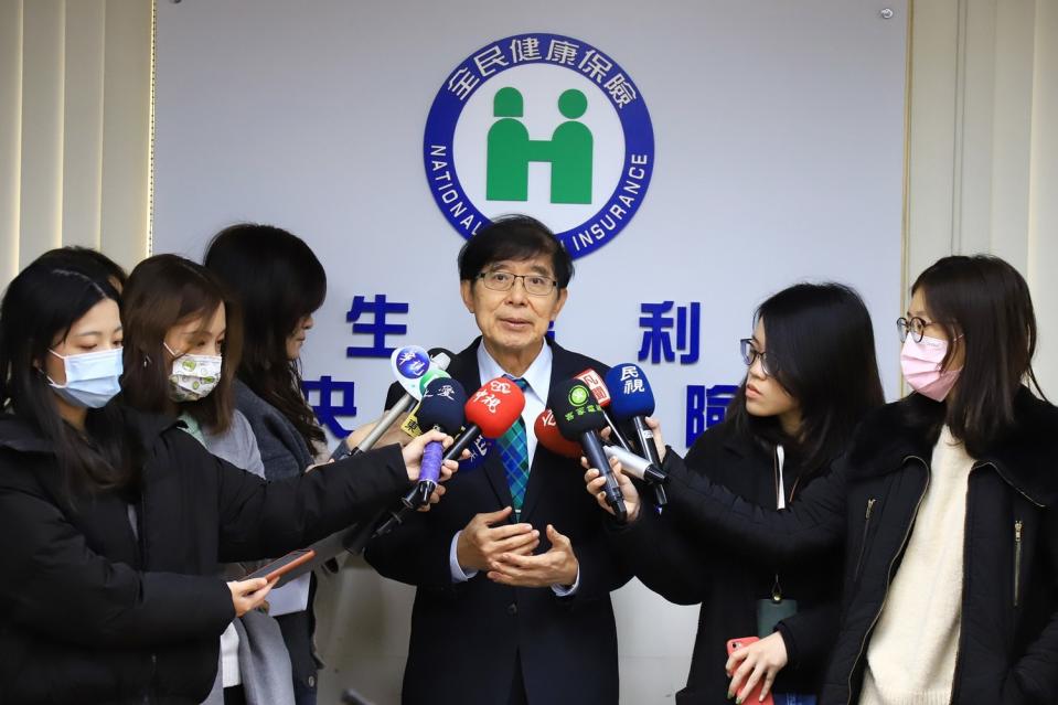 健保署署長李伯璋被媒體拍到十指緊扣長髮年輕女子。   圖：健保署提供