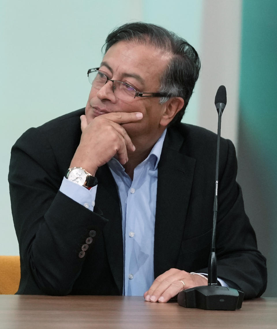 El presidente electo de Colombia, Gustavo Petro, escucha durante un discurso en la Universidad Externado en Bogotá, Colombia, el martes 26 de julio de 2022. Petro dio una charla a los estudiantes donde él estudió economía, antes de su toma de posesión el 7 de agosto. (AP Foto/Fernando Vergara)