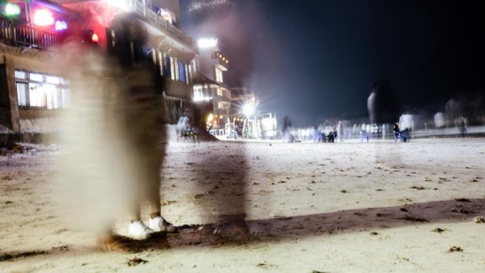 Verschwommenes Bild einiger Menschen an einem Strand