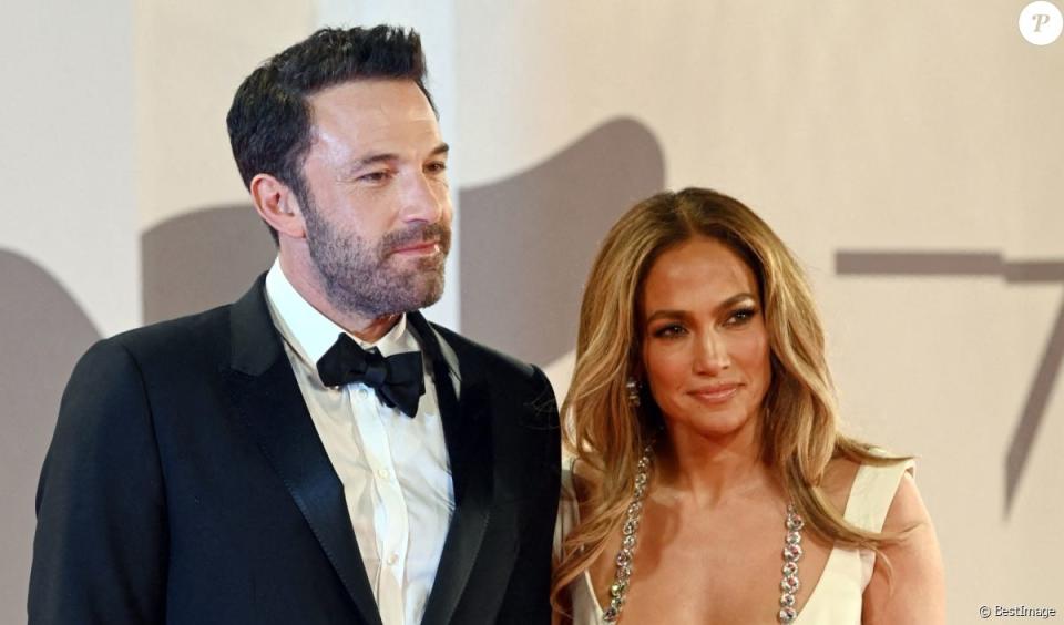 Robe fendue, culotte apparente et maxi-décolleté : Jennifer Lopez renversante aux Grammy's, Ben Affleck subjugué - BestImage