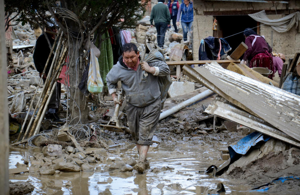 <p>Nach Überschwemmungen und einem Erdrutsch in der bolivianischen Großstadt Cochabamba versuchen Anwohner, ihr Hab und Gut zu retten. Bei der Naturkatastrophe nach schweren Regenfällen kamen zwei Menschen ums Leben.<br> (Bild: AP Photo) </p>