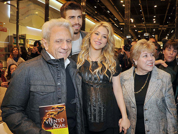Shakira con sus padres y Gerard Piqué 