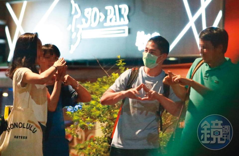 9/3 00:26  吳怡農（右二）與身邊男女一起做出「梅克爾菱形」的手勢，看來是個頗有共識的團隊。