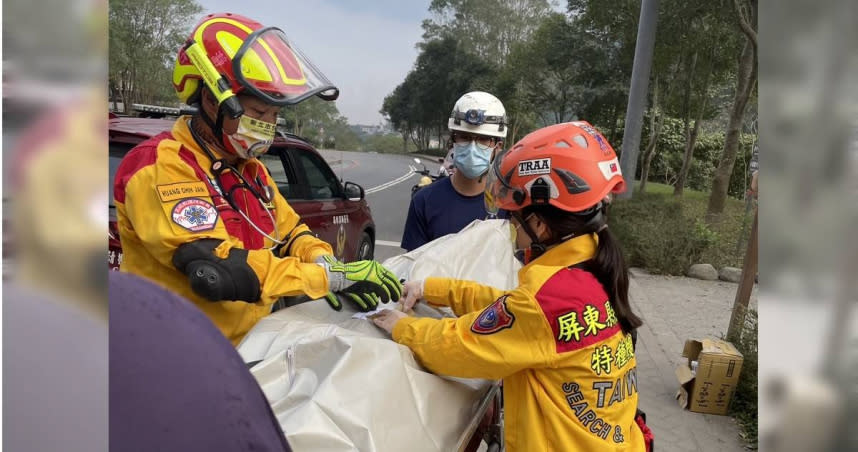 花蓮強震造成當地災情不斷，更有男子慘遭土石流沖走活埋，場面十分心碎。（圖／消防局提供）