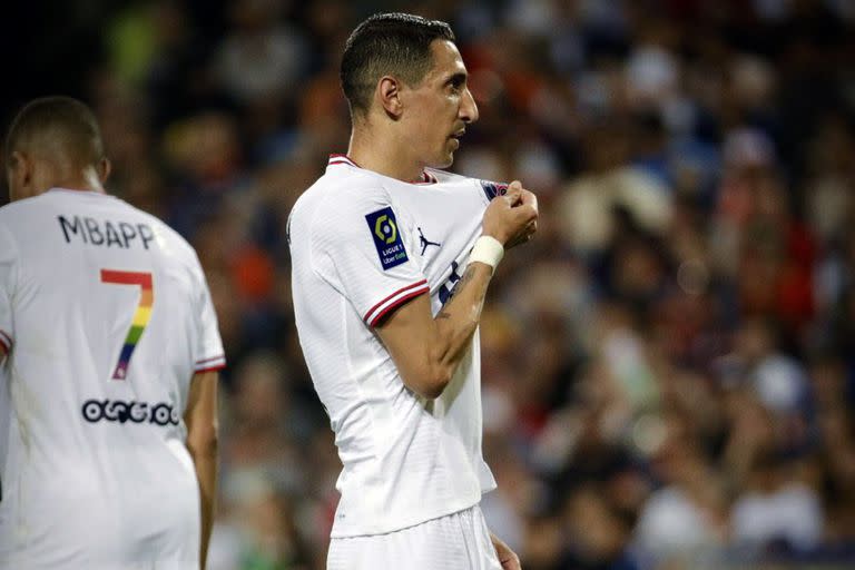 Ángel Di María se besa la camiseta de PSG tras anotar su gol ante Montpellier; pudo haber sido su última conquista en París, ya que su futuro parece estar en Juventus