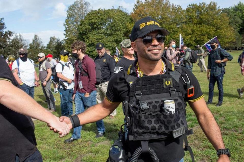 Enrique Tarrio, líder de los Proud Boys, en un mitin celebrado el 26 de septiembre en Portland, Oregón.