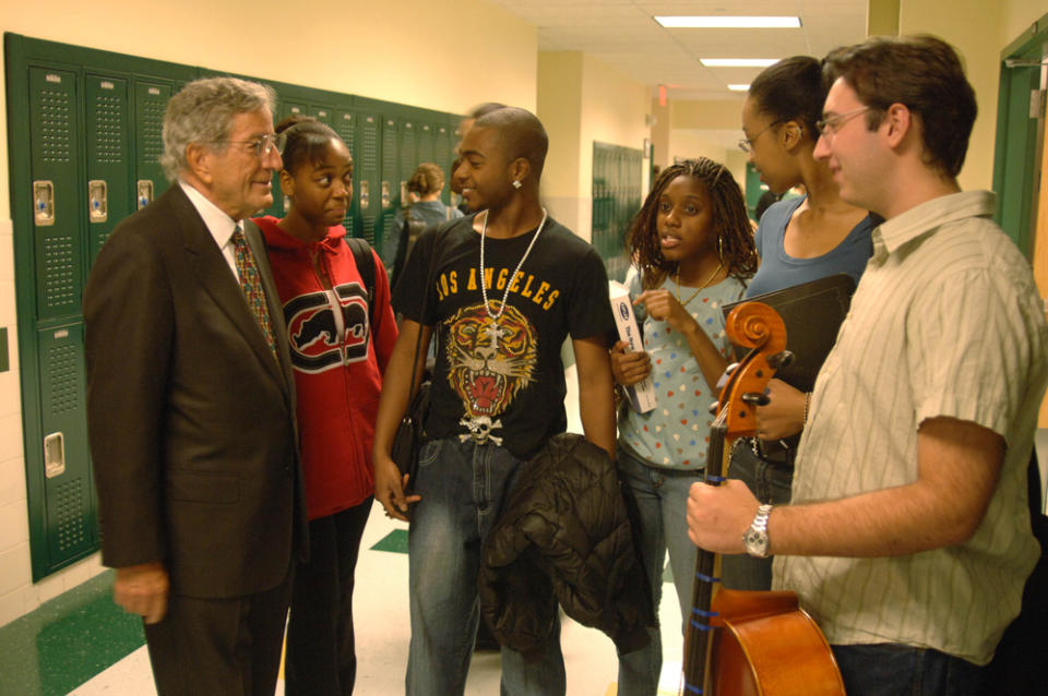 Tony Bennett with students at Frank Sinatra School of Music on Oct. 5, 2006. (David Corio/Getty Images)