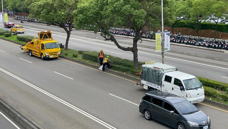 台灣大道鄰近玉門路往市區之下坡路段，進行安全島垃圾撿拾作業。（記者徐義雄攝）