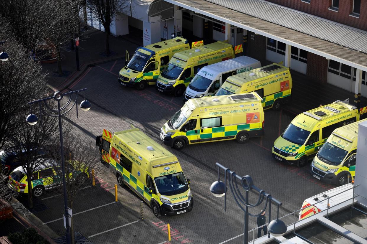 Des ambulances devant l'hôpital de Leeds, en Angleterre  - Oli SCARFF / AFP