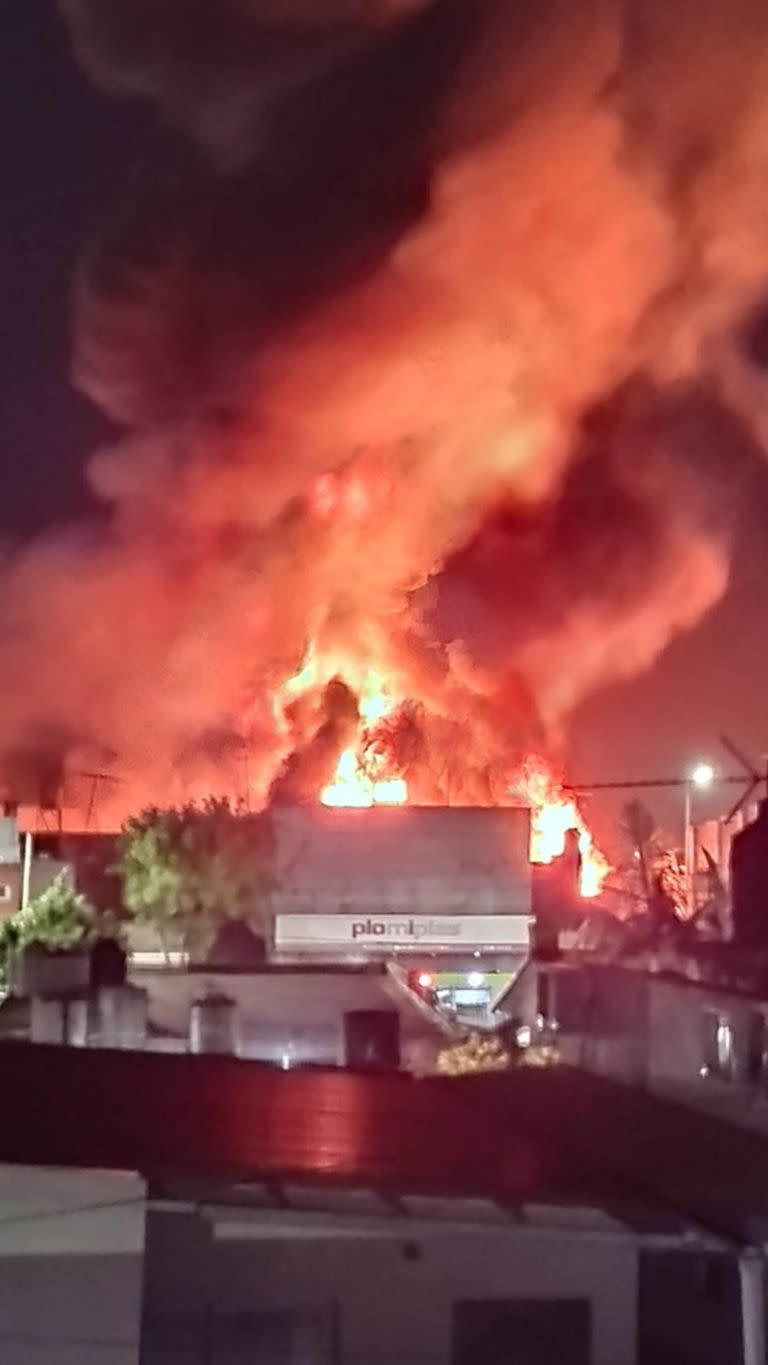 Importante incendio en una fábrica de colchones en La Plata.