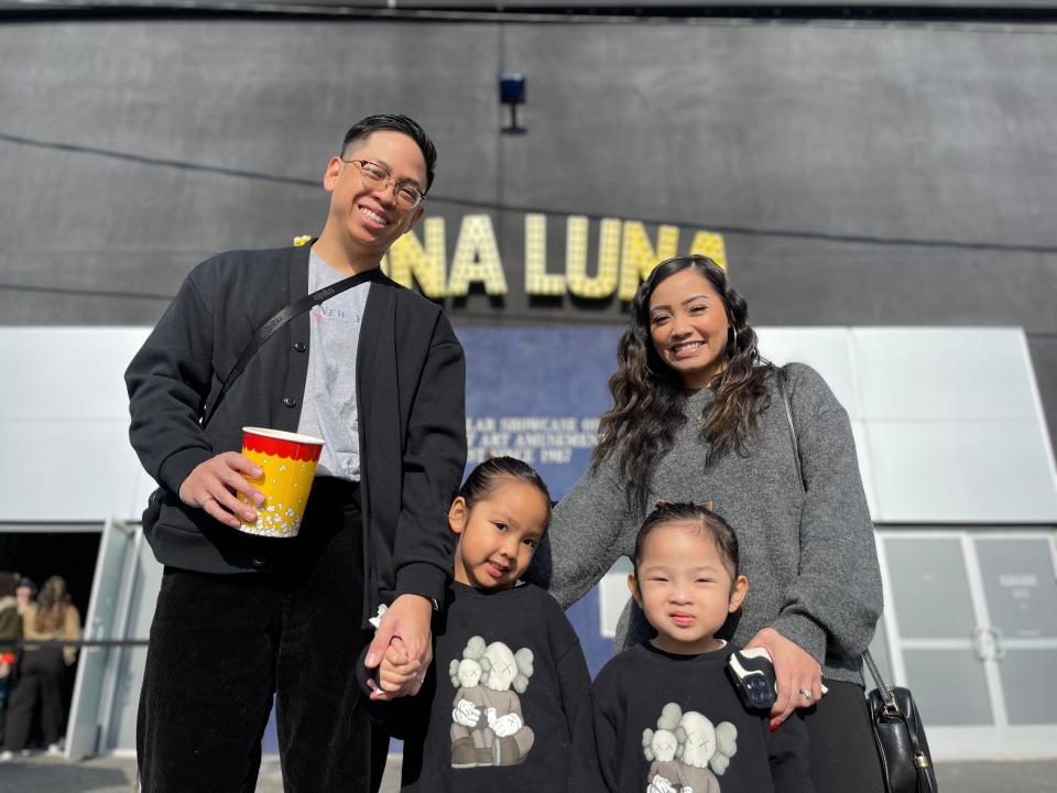 Rafayel y Melissa Rodríguez junto a sus dos hijas en Luna Luna: Forgotten Fantasy, Los Ángeles, en diciembre de 2023.