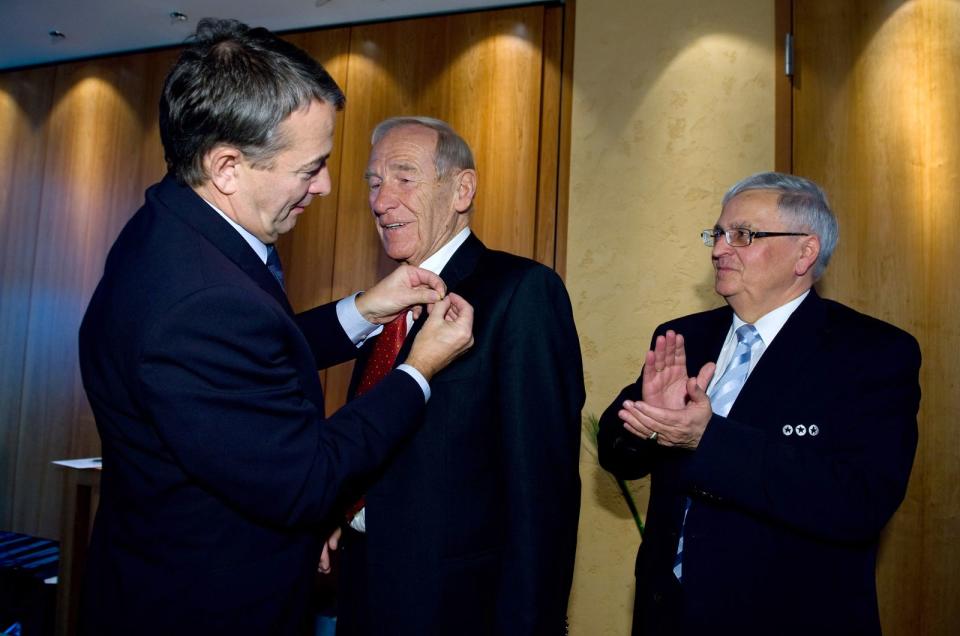 Der damalige DFB-Generalsekretär Wolfgang Niersbach (links) und DFB-Präsident Theo Zwanziger (rechts) würdigten im November 2008 die Verdienste von Bernd Trautmann. (Bild: Markus Gilliar-Pool / 2008 Getty Images))