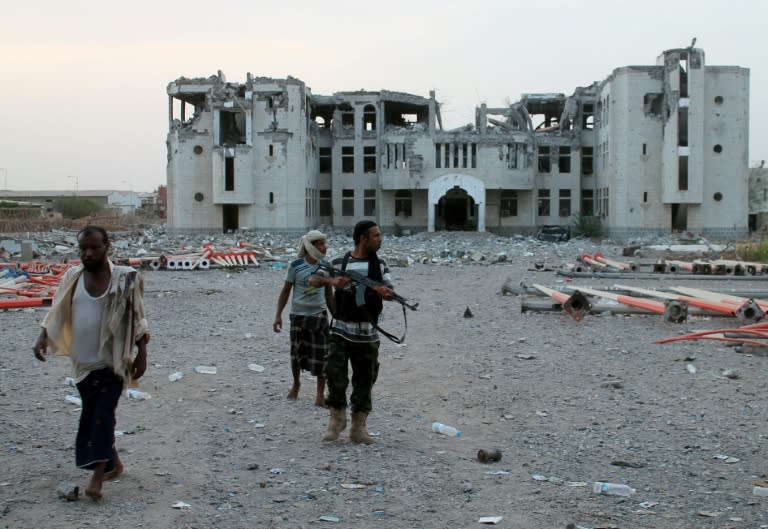 Fighters loyal to exiled President Abedrabbo Mansour Hadi in the Dar Saad suburb of Aden on July 29, 2015