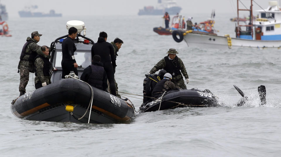 2014年「世越號」船難，南韓海軍蛙人潛入水中搜尋乘客。（美聯社資料照）