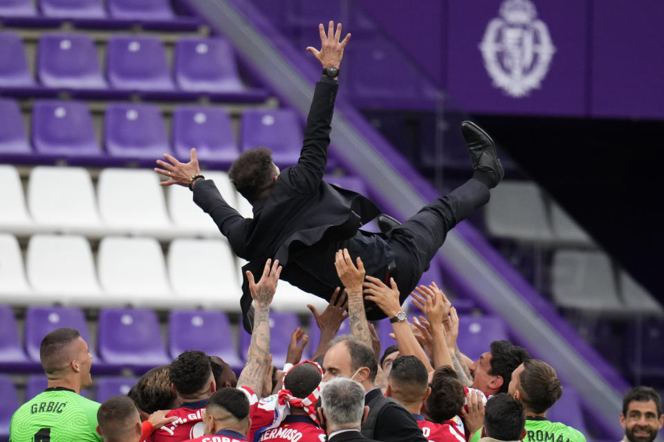 El argentino Diego Simeone, técnico del Atlético de Madrid, es lanzado por los aires tras la conquista del título de La Liga española, el sábado 22 de mayo de 2021, con un triunfo en Valladolid (AP Foto/Manu Fernández)