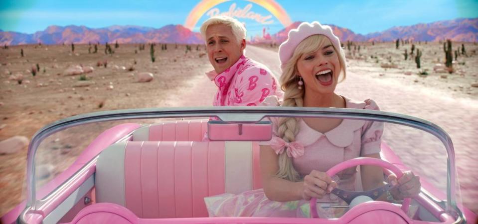 Ryan Gosling, como Ken, y Margot Robbie en el papel de Barbie, en la película de la Warner Bros., “Barbie” salen de Barbieland en busca del mundo de verdad. Warner Bros