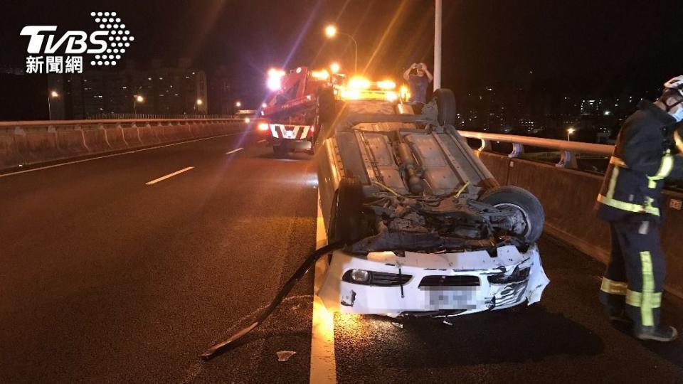 國道驚傳翻車事故，警消人員到場搶救。（圖／TVBS）