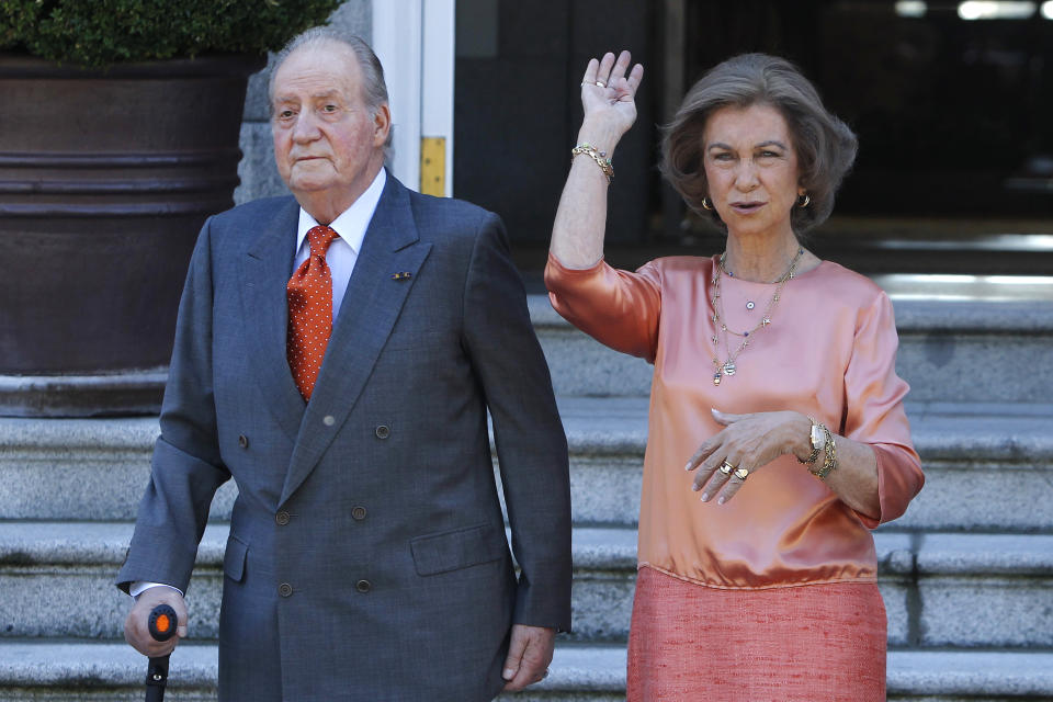 Spain's King Juan Carlos, left, and Spain's Queen Sofia, right , as they wait for Netherlands' King Willem-Alexander and his wife Queen Maxima, unseen, during the welcome ceremony, at the Zarzuela Palace, in Madrid, Wednesday, Sept. 18, 2013. (AP Photo/Andres Kudacki)