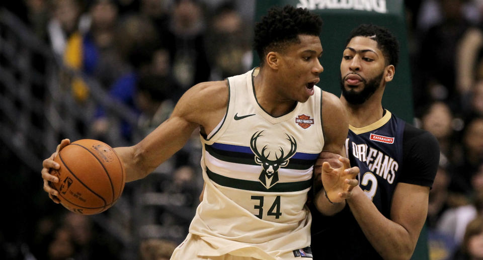 Giannis Antetokounmpo défendu par Anthony Davis