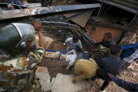 En la imagen, varias personas sacan a una víctima de una casa derrumbada en Katmandú, Nepal, el 25 de abril de 2015. Un poderoso terremoto de 7,9 grados de magnitud sacudió el sábado Nepal y provocó temblores en el norte de India, provocando la muerte de cientos de personas, derribando una histórica torre del siglo XIX en la capital Katmandú y generando una mortal avalancha en el Monte Everest. REUTERS/Navesh Chitrakar