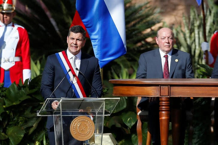 El nuevo presidente de Paraguay, Santiago Peña, se dirige a la audiencia durante su toma de posesión, en Asunción, Paraguay