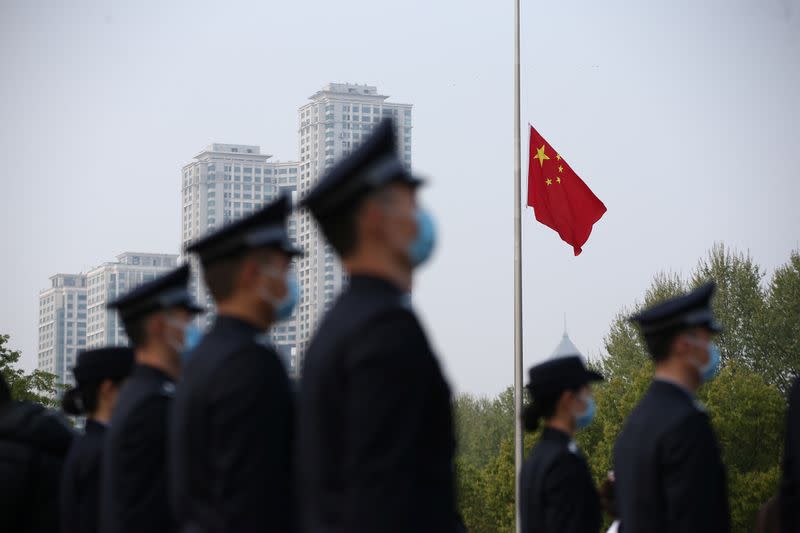 LA CHINE REND HOMMAGE AUX MILLIERS DE MORTS DE L'ÉPIDÉMIE