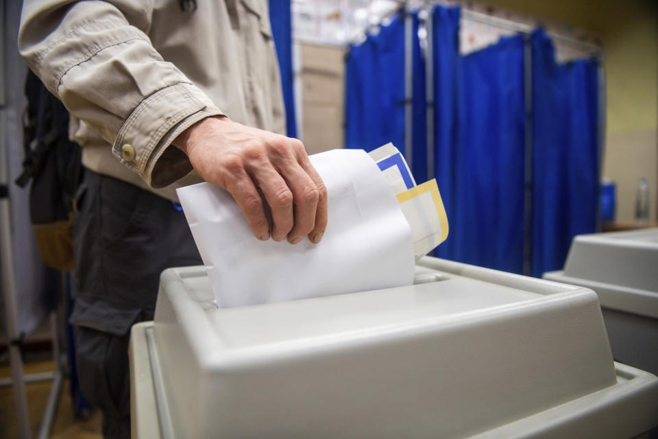 Un hombre vota en un centro electoral durante las elecciones locales y al Parlamento Europeo en Budapest, Hungría, el domingo 9 de junio de 2024. (Zoltan Balogh/MTI via AP)