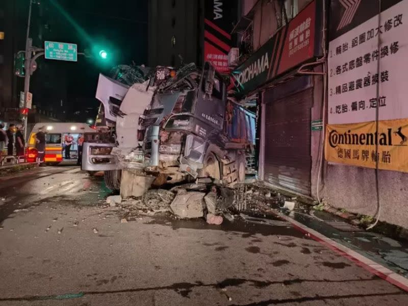 ▲砂石車半夜突撞民宅，所幸駕駛和遭到波及的騎士無大礙。（圖／翻攝畫面）