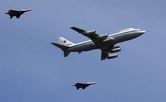 L'Iliouchine II-80 Maxdom survole la banlieue de Moscou le 18 avril 2022 accompagné de deux MIG-29. Photo by Contributor/Getty Images (Photo: Contributor via Getty Images)