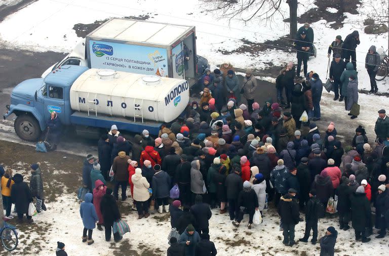 Filas a la espera de comida en un campo de Lubny, en el centro este de Ucrania. DPA