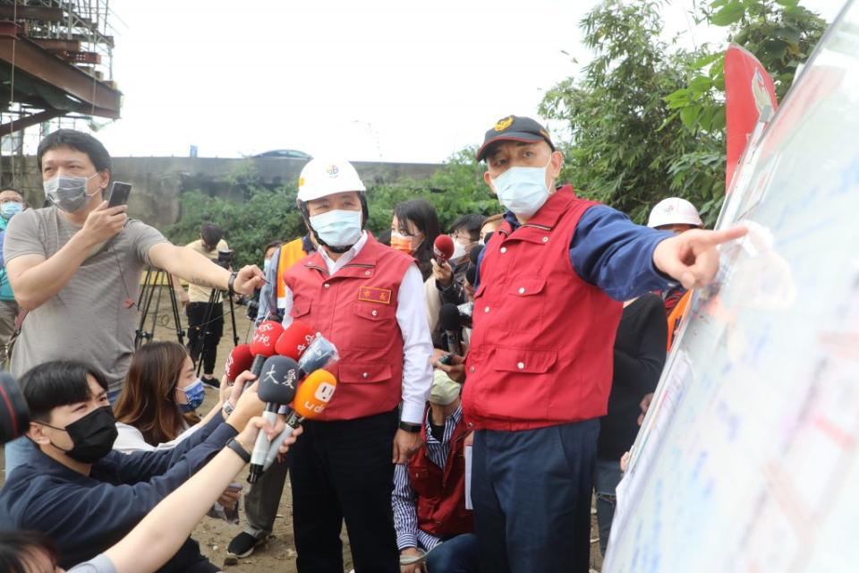 捷運三鶯線發生工程坍塌意外，新北市長侯友宜趕赴現場，勒令立即停工並追究相關責任。(記者蔡琇惠攝)