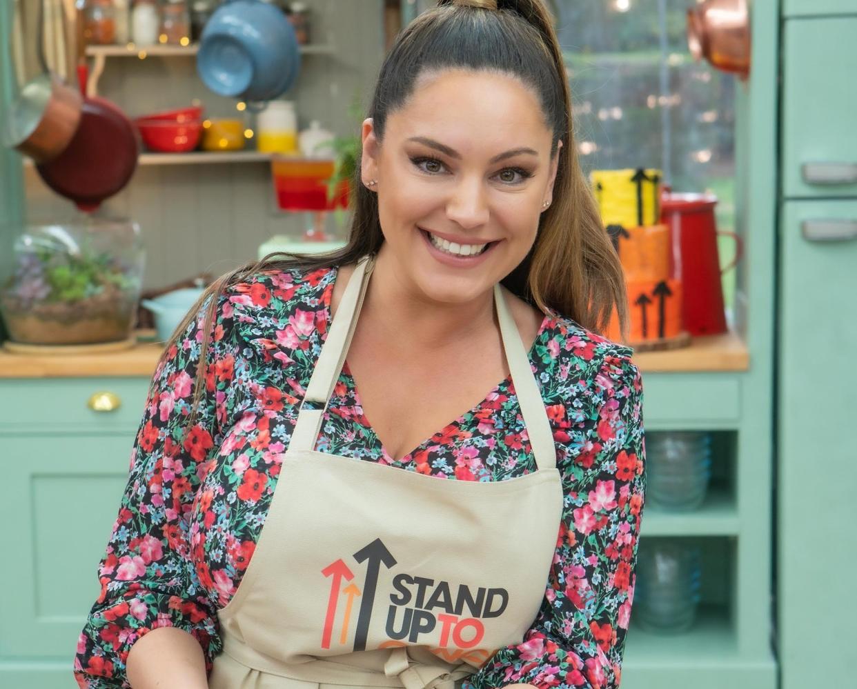 Kelly Brook got a Hollywood handshake on 'The Great Stand Up To Cancer Bake Off.' (Mark Bourdillon/Channel 4)