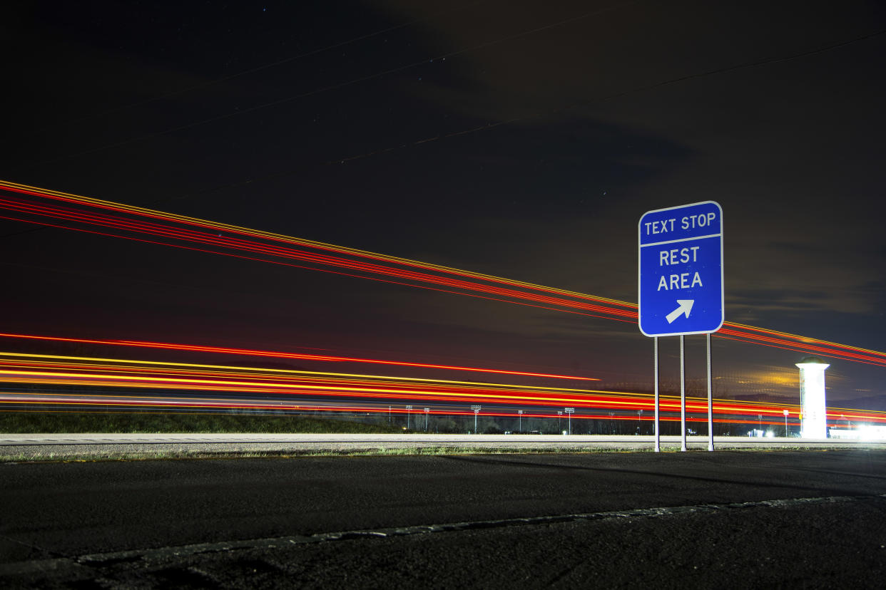 Una señal de carretera cerca de Nichols, Nueva York, anima a los conductores a parar en un área de descanso para enviar mensajes de texto de forma segura, el 24 de abril de 2016. (Brett Carlsen/The New York Times)