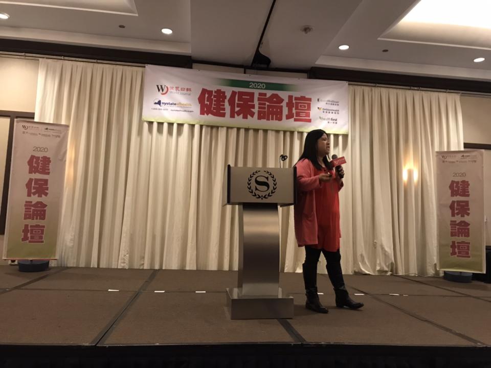 紐約市長移民辦公室專員李麗(Lydia Li)講解公共負擔。（記者何卓賢/攝影）