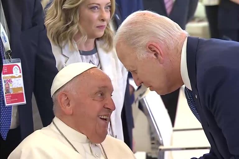 Joe Biden y un afectuoso saludo con el Papa Francisco en la cumbre del G7