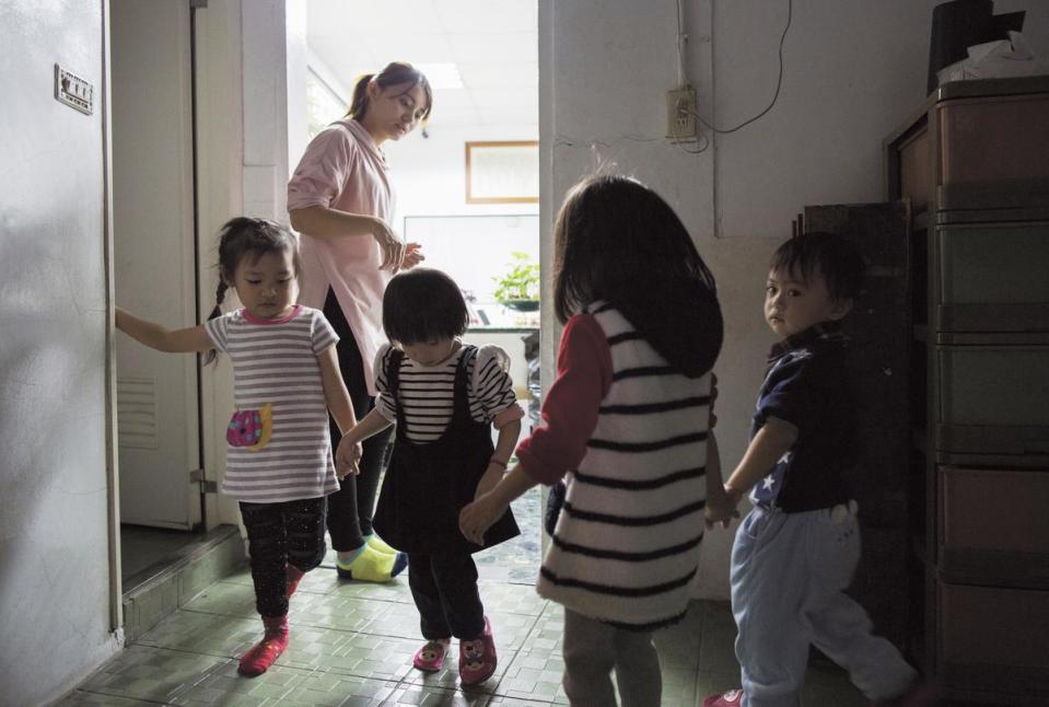 伯特利第3代的老師杜馨怡帶著孩子們排隊洗手後，孩子們牽著手回教室。
