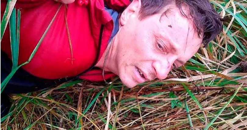 莫爾洽諾夫在一處灌木叢中熟睡時被捕。 （圖／翻攝自Police of Yaroslavl region）