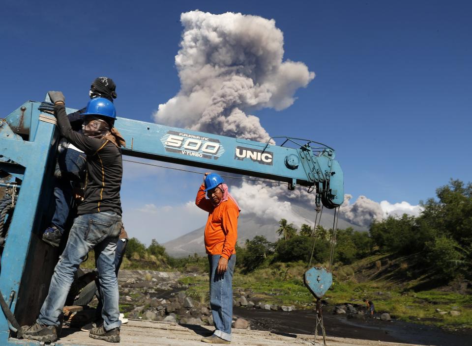 <p>FRM08. DARAGA (FILIPINAS), 23/01/2018. Aldeanos filipinos escapan a un área segura mientras el volcán Mayon entra en erupción hoy, martes 23 de enero de 2018, en la ciudad de Daraga, provincia de Albay (Filipinas). El Instituto Filipino de Vulcanología y Sismología (PHIVOLCS) elevó el 22 de enero el nivel de alerta para el volcán Mayon en medio de temores de una erupción mayor en las próximas horas o días. “Más de 26,000 personas han sido evacuadas a refugios en el área. La zona de peligro se extiende a un radio de 8 kilómetros desde el respiradero de la cumbre. Se recomienda encarecidamente al público que esté atento y desista de ingresar a esta zona de peligro”, agregó el PHIVOLCS. EFE/FRANCIS R. MALASIG </p>