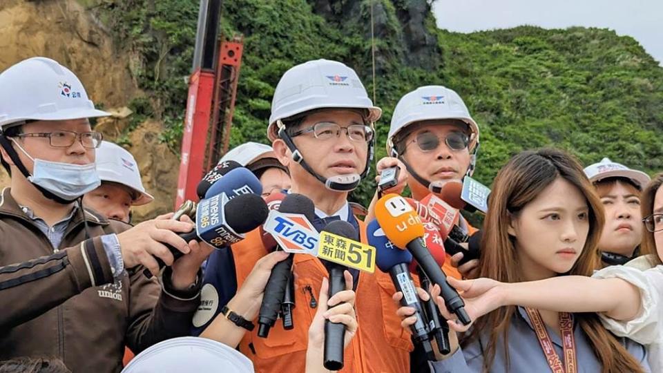 交通部長李孟諺4日上午視察基隆市山崩現場，表示已要求公路局盡快搶通台2線。圖／張志康