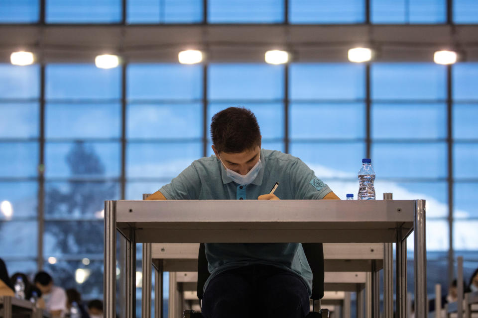 Un estudiante muestra concentración durante la realización de la prueba. Pese a la situación excepcional por la pandemia, todos estos alumnos se juegan su futuro laboral. (REUTERS/Marko Djurica)