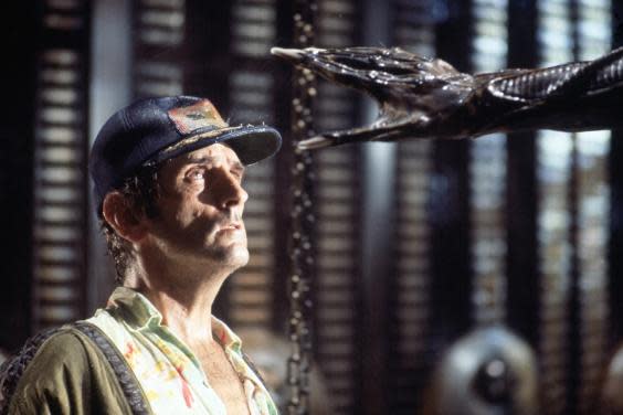 Harry Dean Stanton has a (violently brief) introduction to the xenomorph